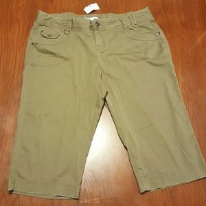 NWT Maurices Olive Green Capris Size 16